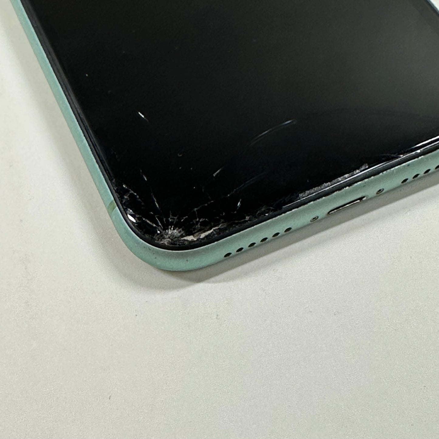 Broken GSM Unlocked Apple iPhone 11 128GB 15.4.1 MH8Q3LL/A CRACKED SCREEN
