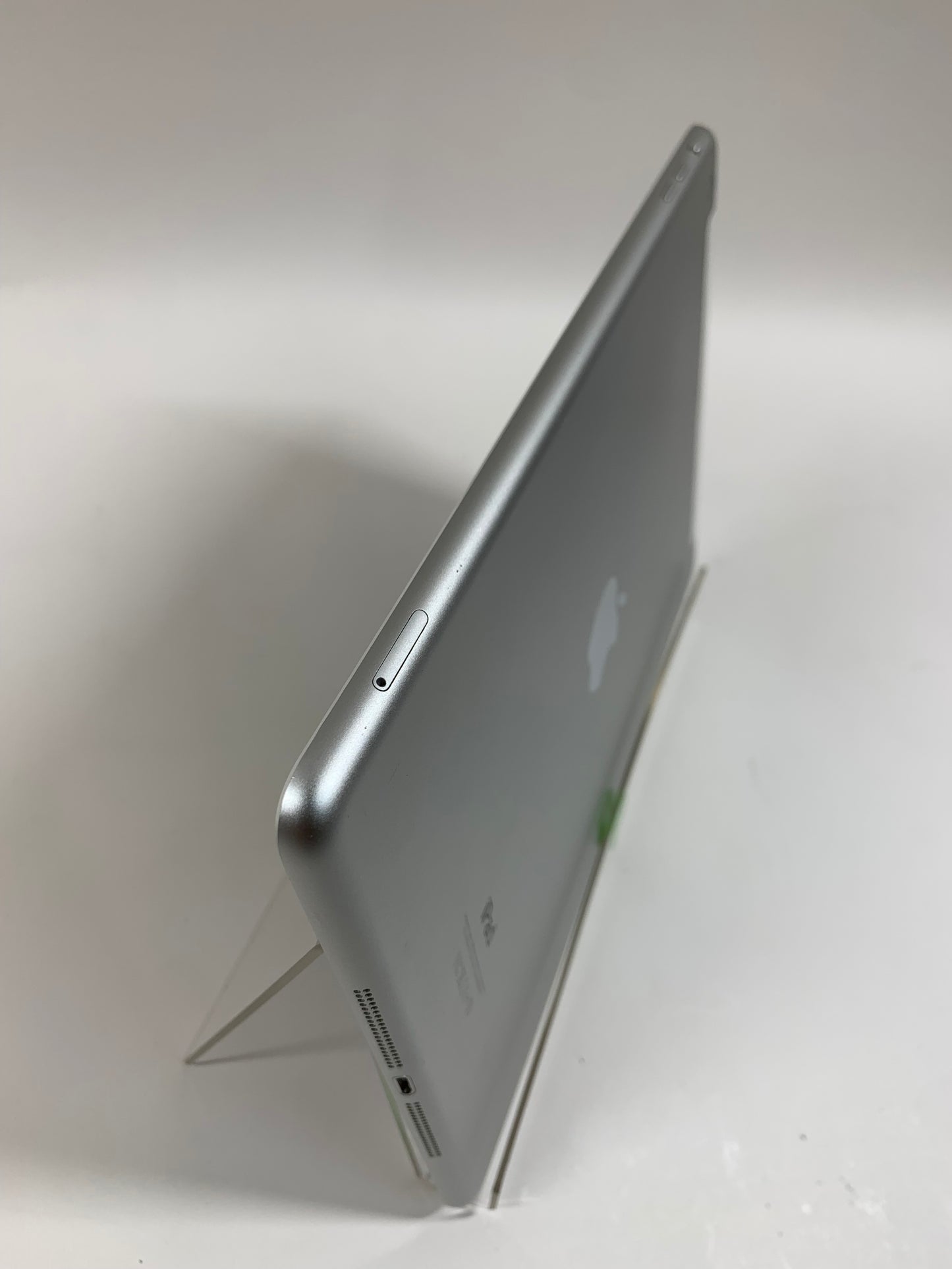 Unlocked Apple iPad Air 1st Gen 16GB 12.5.5 SILVER ME99LL/B