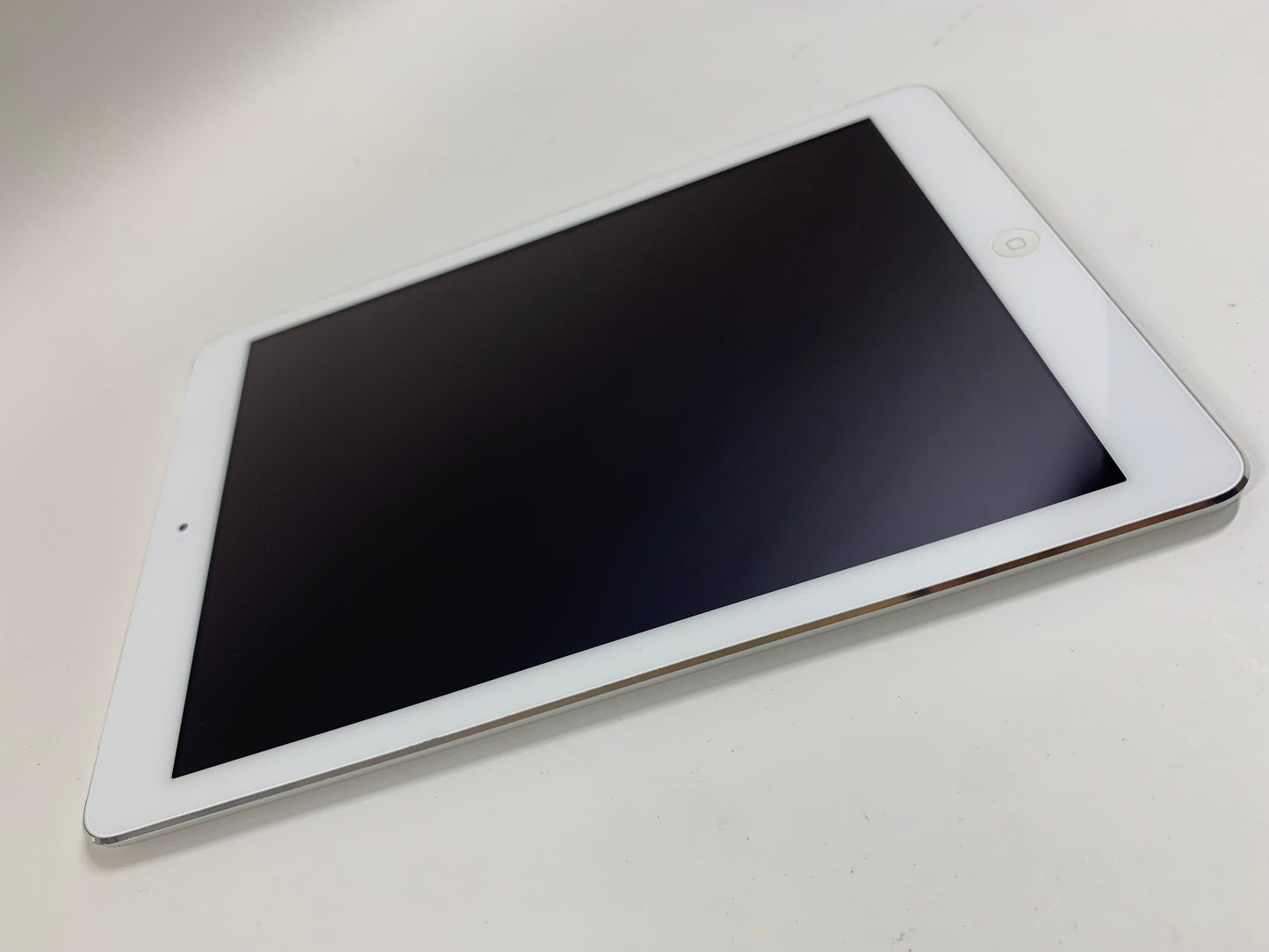 Unlocked Apple iPad Air 1st Gen 16GB 12.5.5 SILVER ME99LL/B